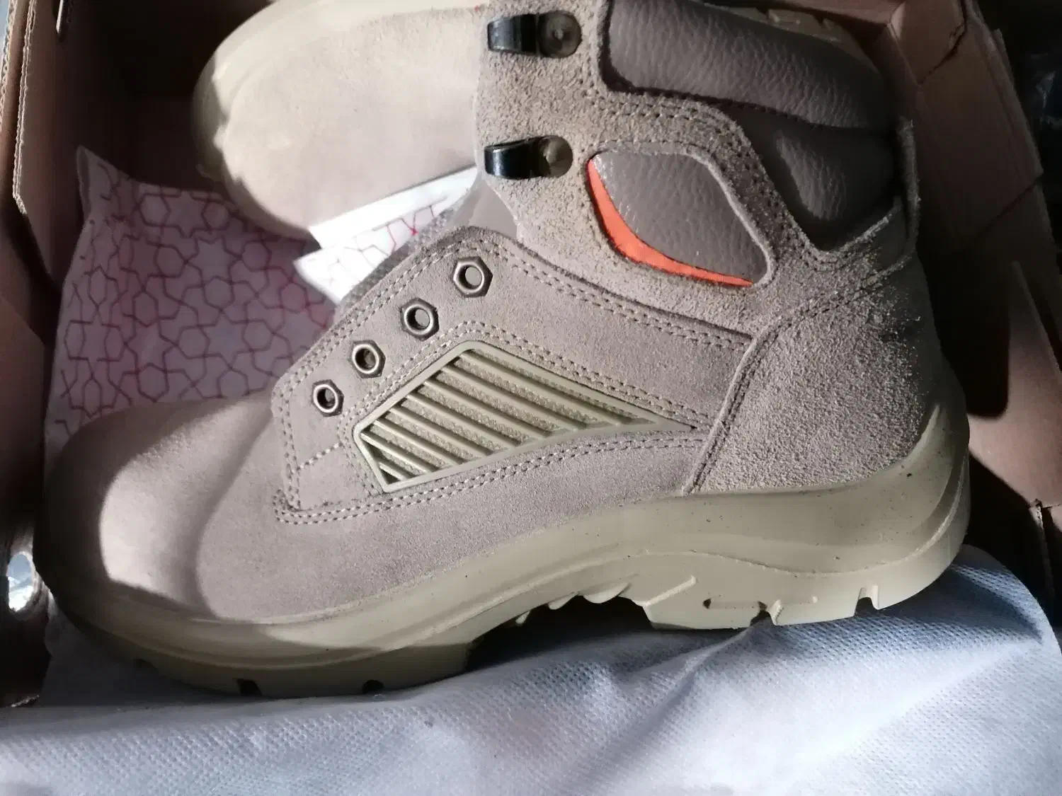 پوتین|کیف، کفش، کمربند|چالوس, |دیوار