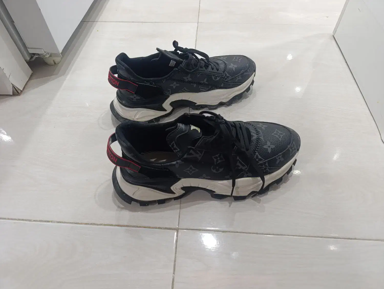 کتانی شیک|کیف، کفش، کمربند|اقبالیه, |دیوار