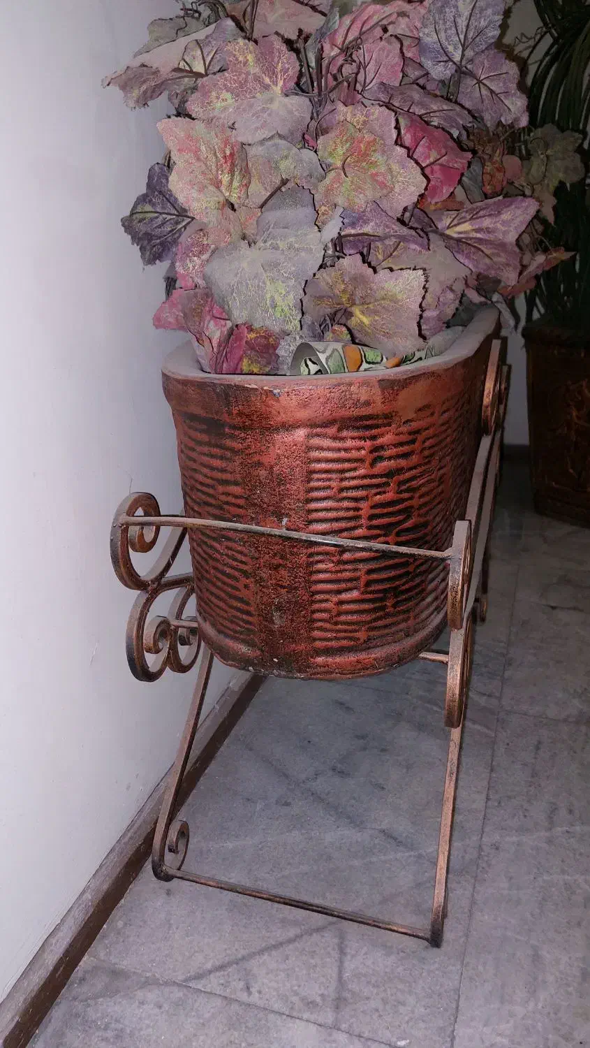 درخت و گل مصنوعی|گل مصنوعی|تهران, فلسطین (میدان انقلاب)|دیوار