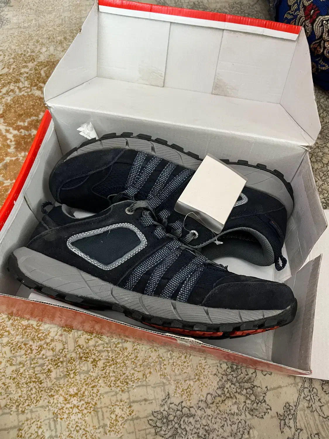 کفش کوهنوردی|کیف، کفش، کمربند|قدس, شهرقدس|دیوار