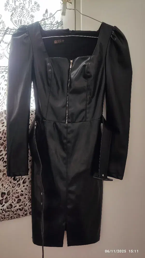 تعدادی لباس|لباس|میانه, |دیوار