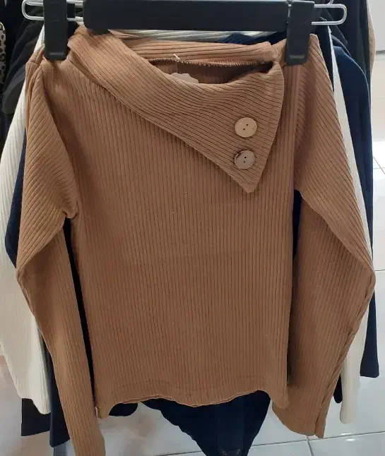 کراپ یقه کج کبریتی|لباس|کاشان, پا نخل|دیوار