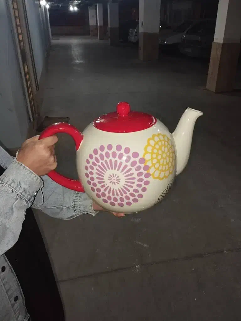 قوری بزرگ .|قوری، کتری، قهوهساز دستی|طرقبه, |دیوار