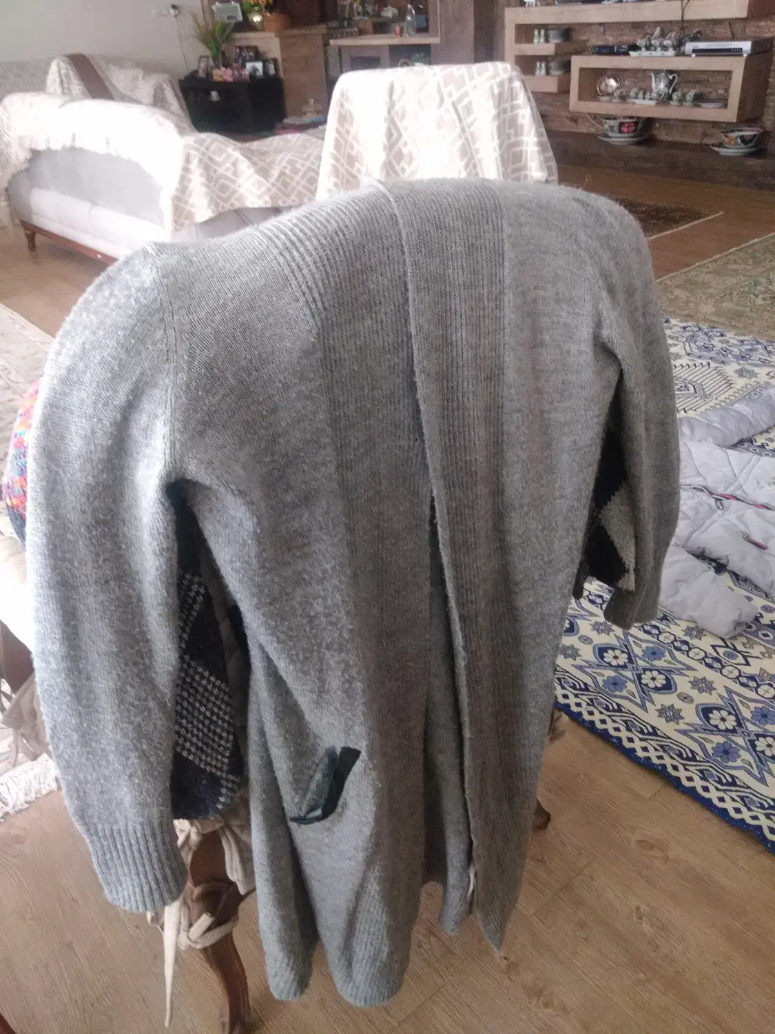 پافر طوسی بلند وتعدادی بارونی مانتو رویی|لباس|اصفهان, جلفا|دیوار