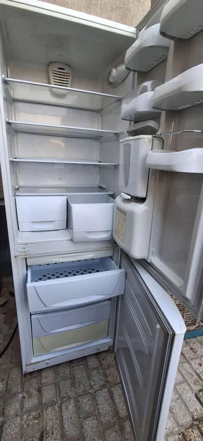 یخچال امرسان و ۱۶ عدد پشتی|یخچال و فریزر|بردسکن, |دیوار