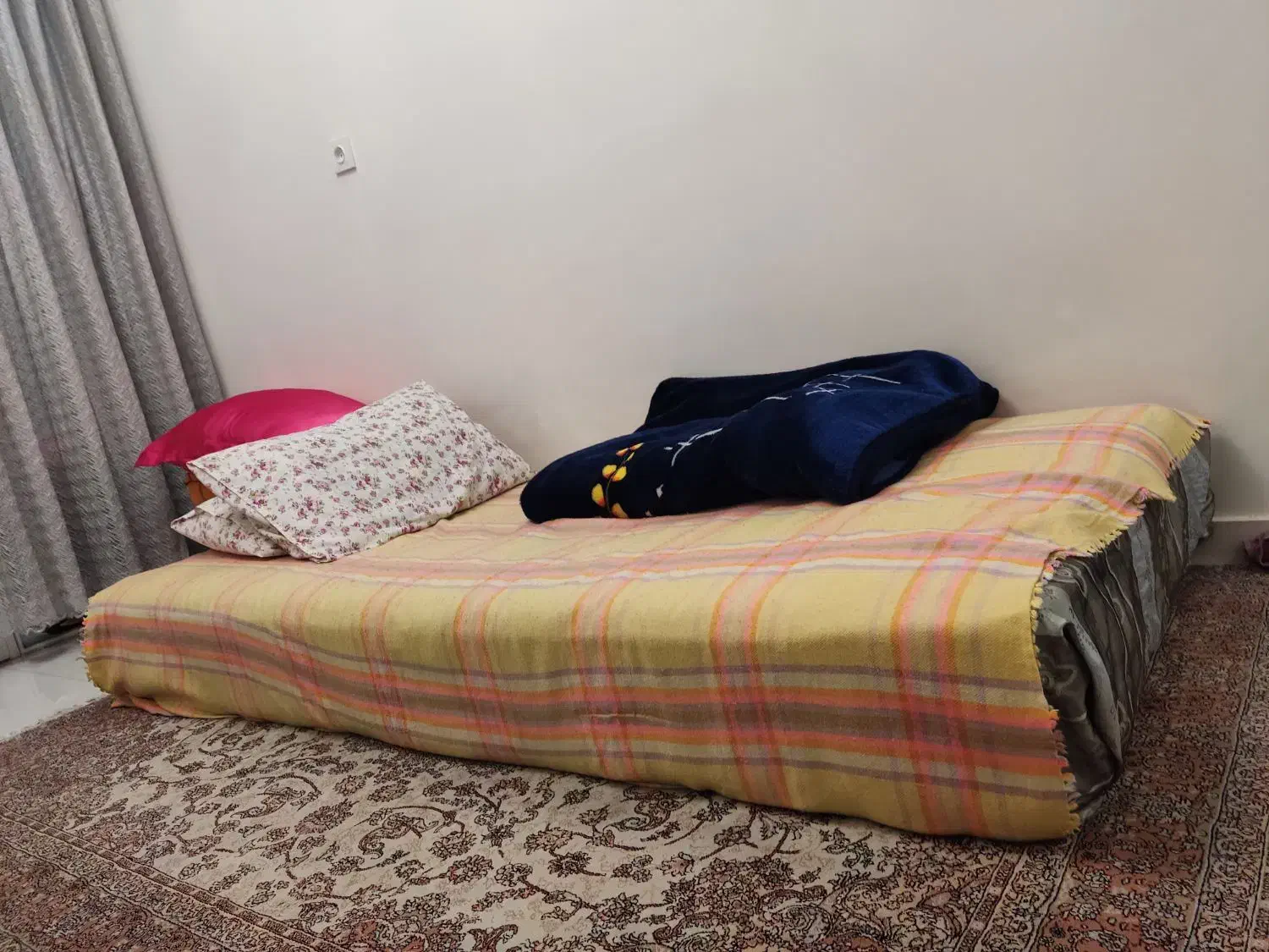 تخت فلزی یک نفره با تشک کارکرده ۳۰۰۰۰۰۰ تومن|تخت و سرویس خواب|تهران, مدائن|دیوار