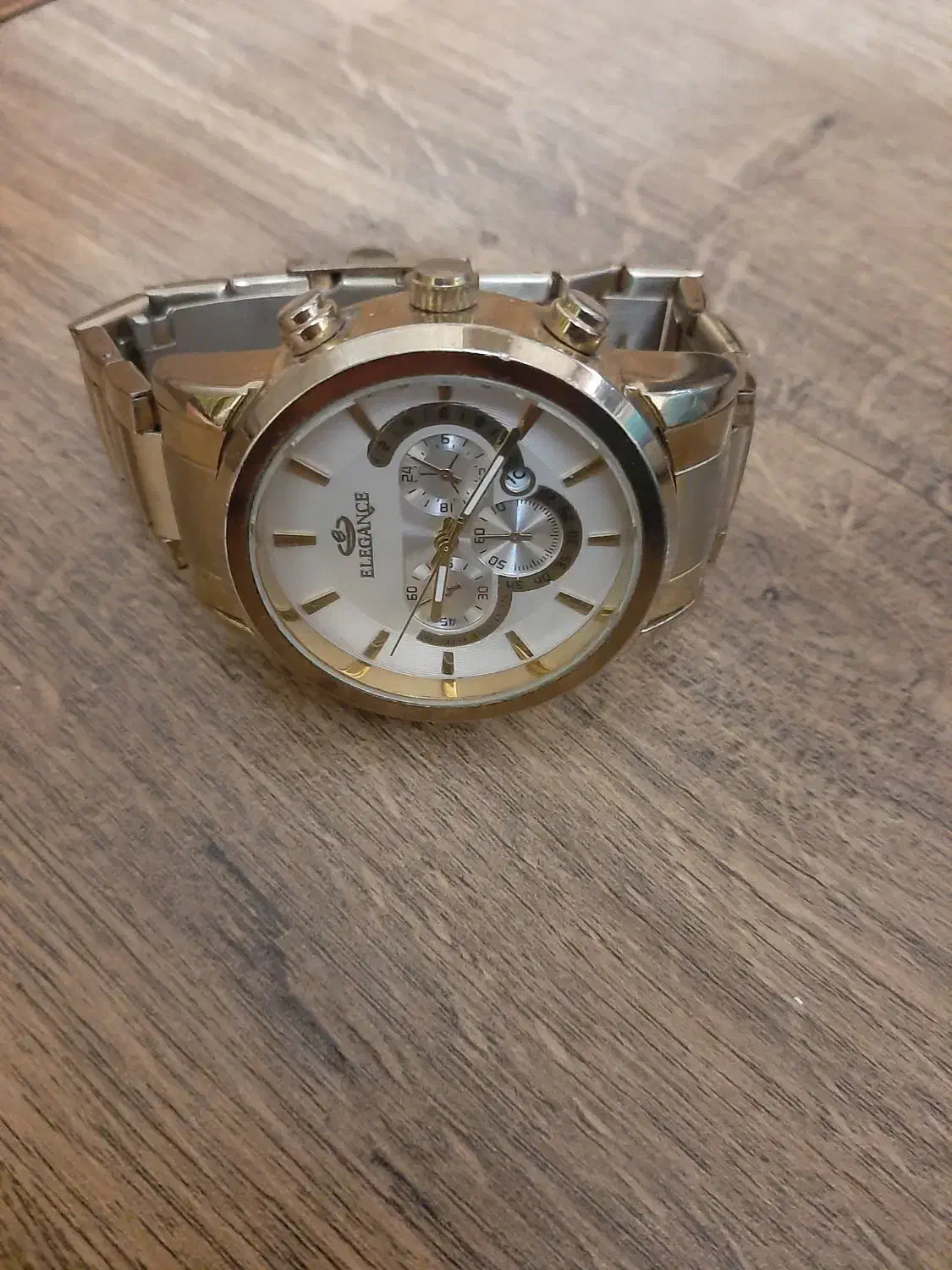 ساعت الگانس|ساعت|کرج, اصفهانی‌ها|دیوار