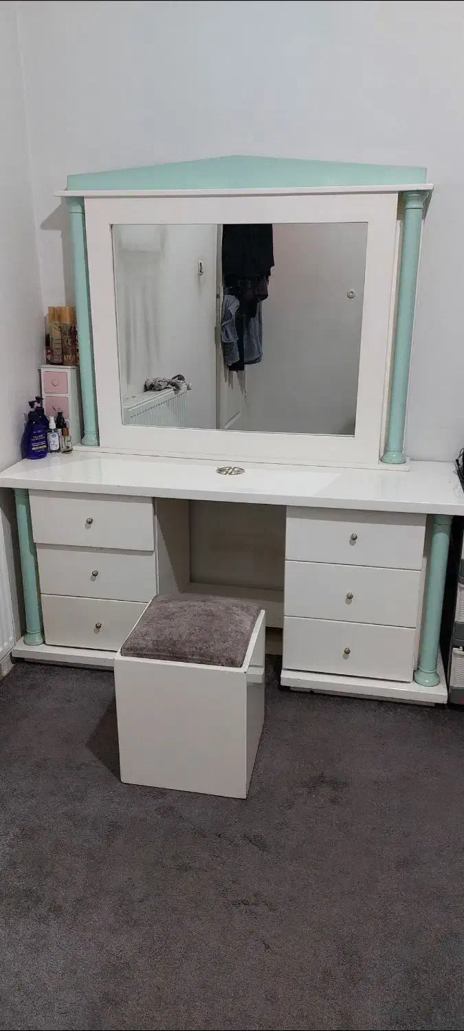 تخت|تخت و سرویس خواب|باغستان, |دیوار