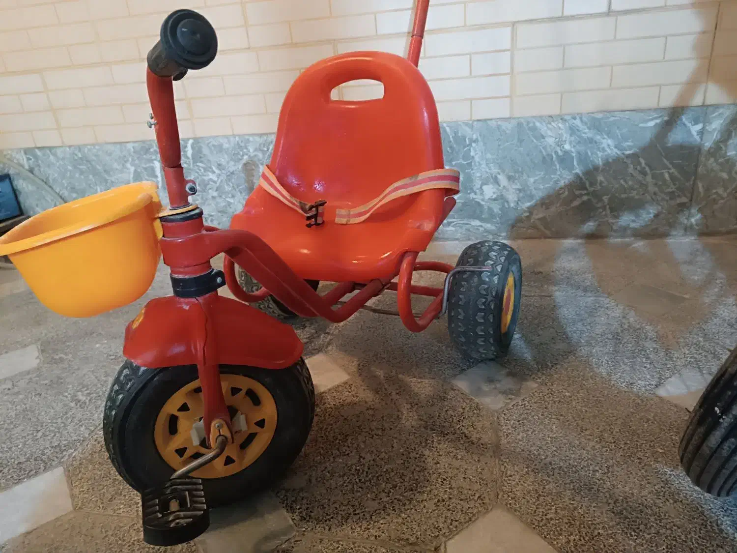 سه چرخه|اسباب‌بازی بچه|لالجین, |دیوار