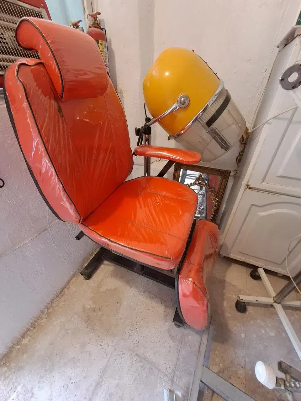 صندلی آرایشگاه|آرایشگاه و سالنهای زیبایی|مشهد, باغ فراگرد|دیوار