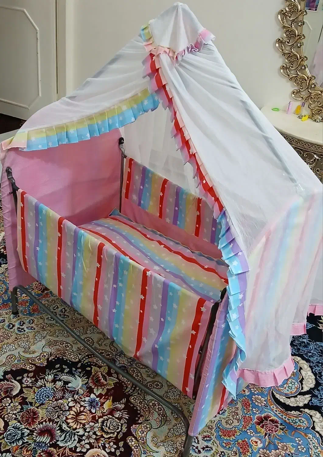 گهواره فلزی درحدنو تمیزوسالم۱۸۰۰۰۰۰تومان|تخت و سرویس خواب|شیروان (خراسان), |دیوار