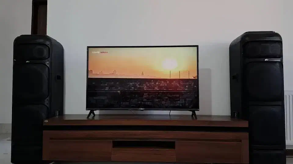 تلویزیون|تلویزیون و پروژکتور|پرند, فاز ۲|دیوار