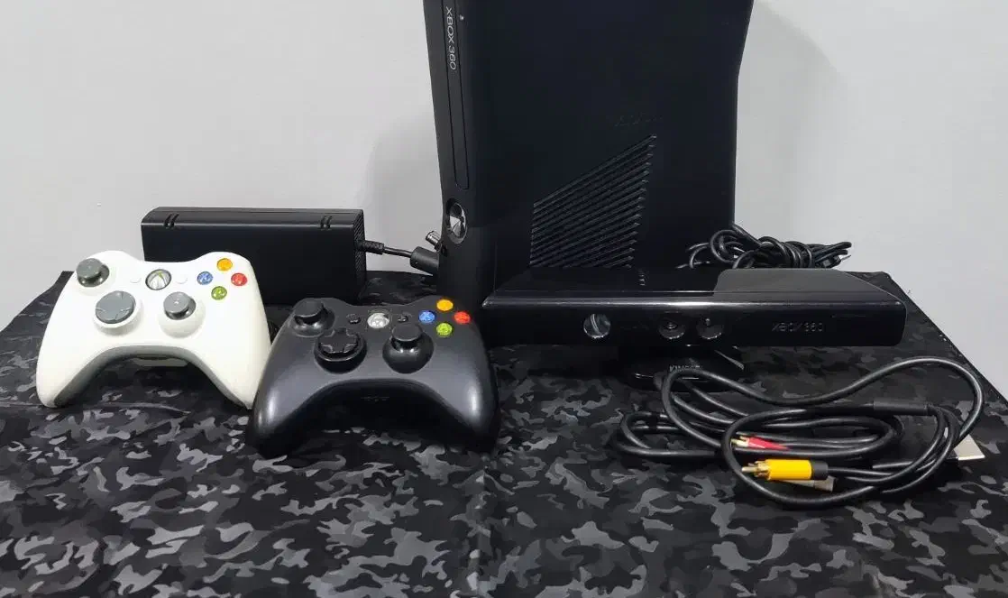 xbox 360 slim  با دو دسته|کنسول، بازی ویدئویی و آنلاین|کرج, گوهردشت|دیوار