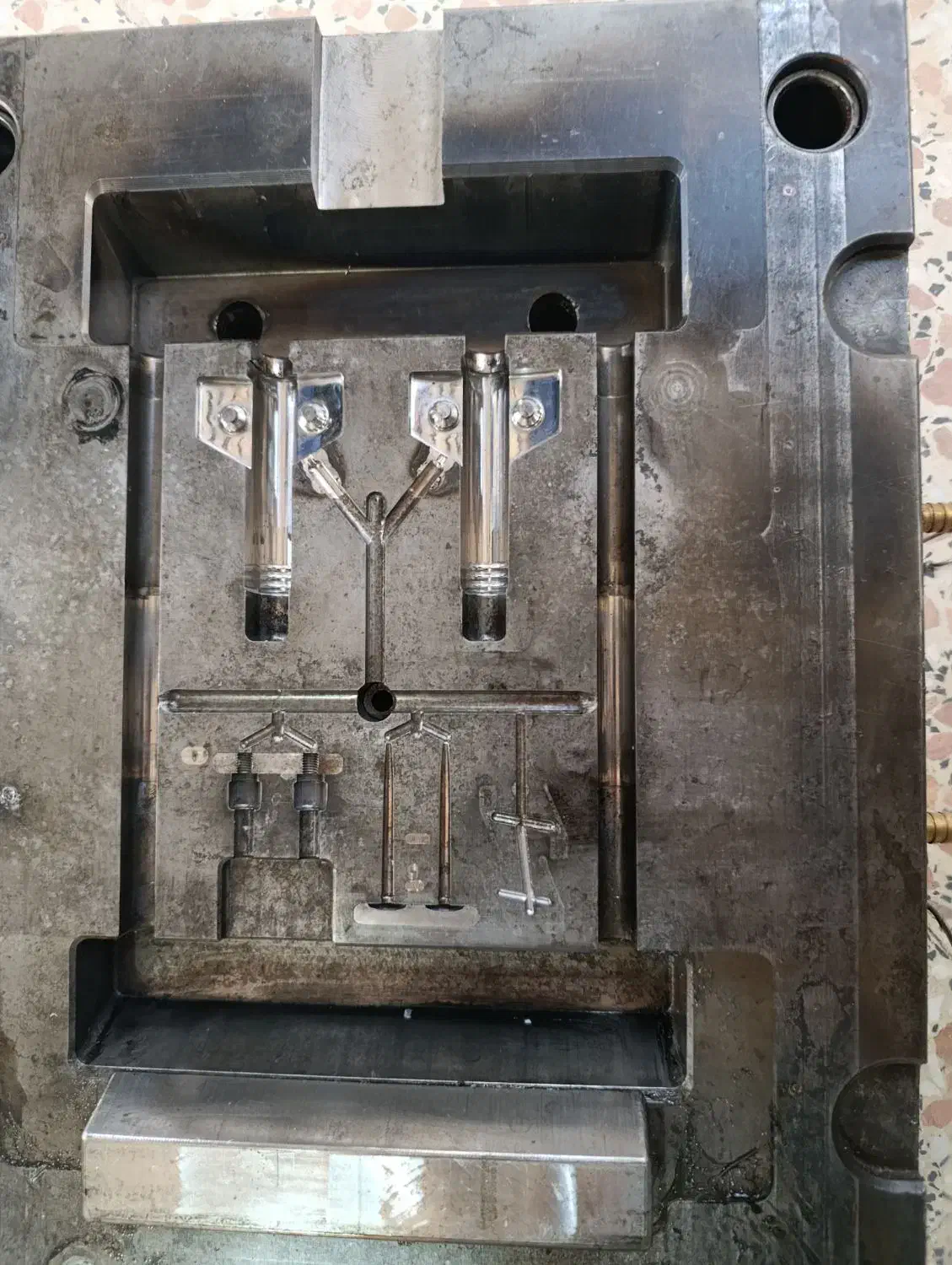 قالب تزریق پلاستیک|ماشین‌آلات صنعتی|ملارد, |دیوار