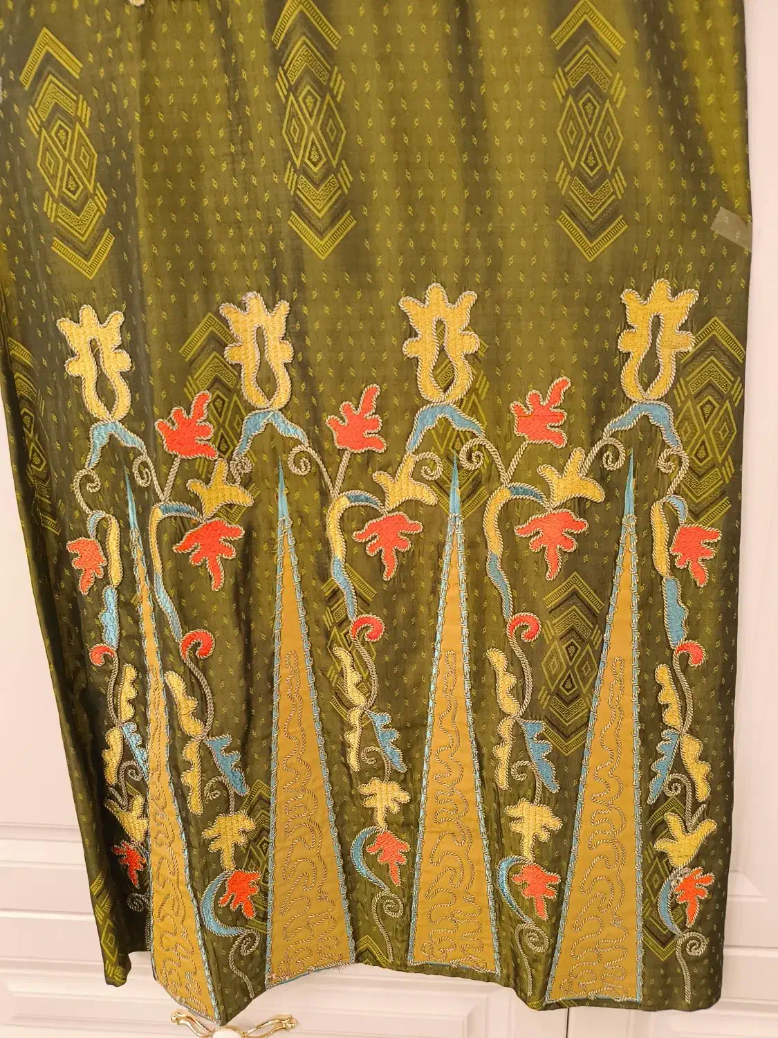 پیراهن ساتن گلدوزی و خامه دوری بسیار زیبا و خوشرنگ|لباس|کرج, فاز ۱ مهرشهر|دیوار