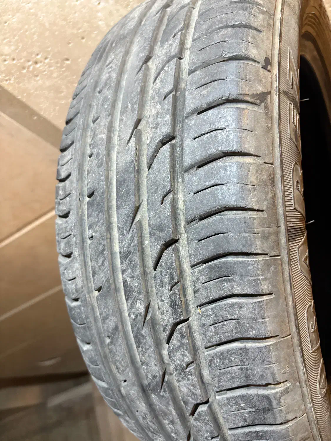 لاستیک بارز سایز ۲۰۵.۵۵.۱۶|قطعات یدکی و لوازم جانبی|شیراز, قدوسی شرقی|دیوار