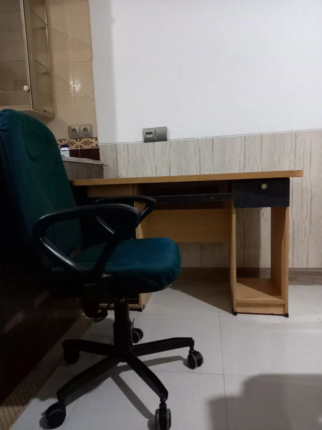 میز و صندلی گردان|میز تحریر و کامپیوتر|یزد, |دیوار