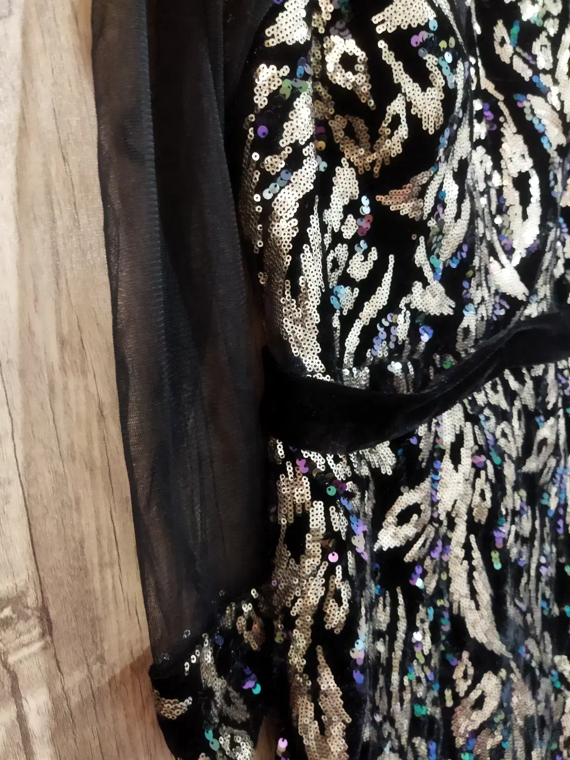 لباس مجلسی|لباس|اصفهان, کوی ولی عصر|دیوار