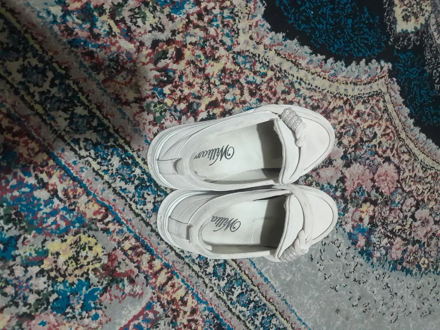 کفش راحتی|کیف، کفش، کمربند|پرند, فاز ۶|دیوار