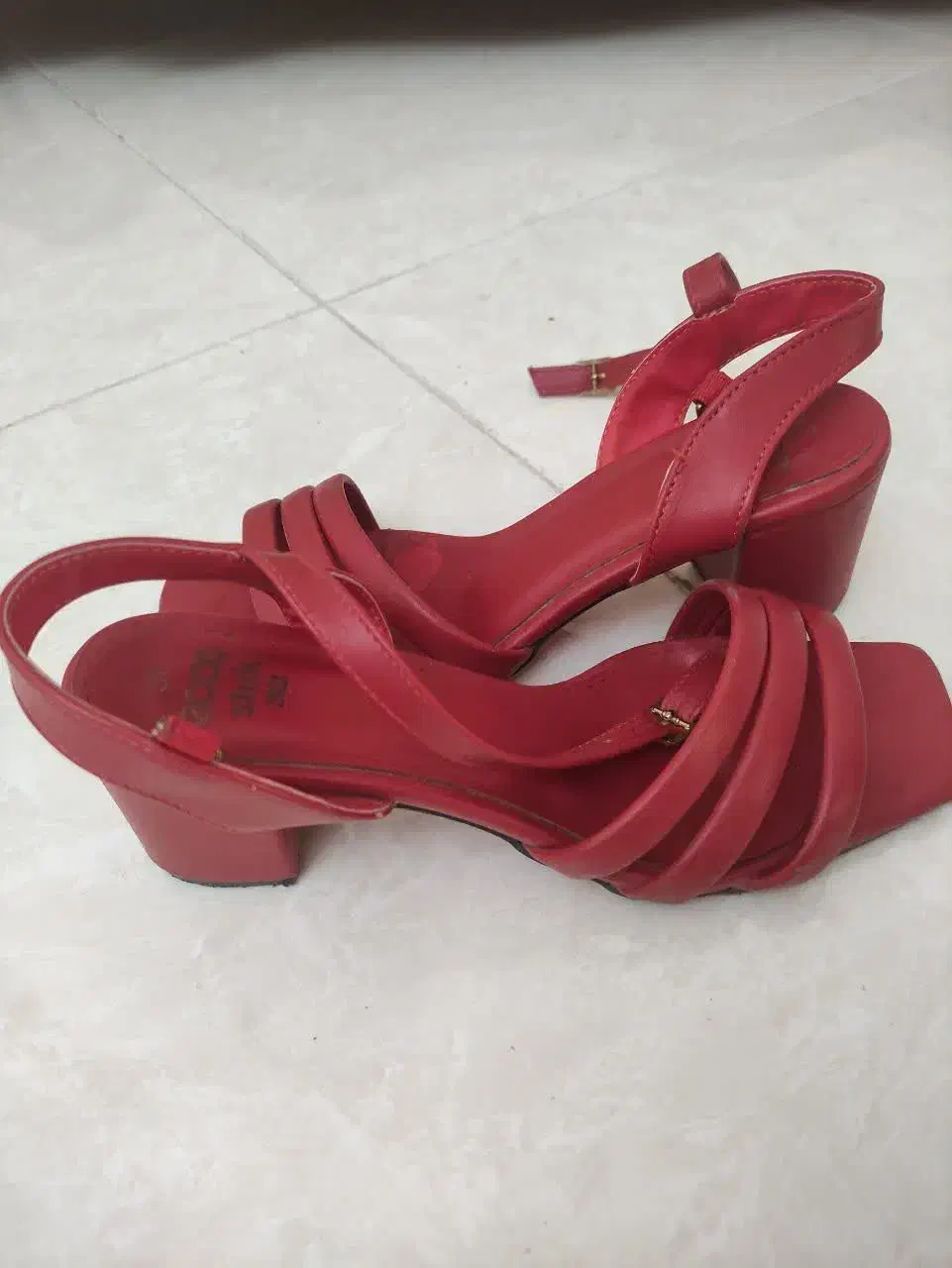 قرمز|کیف، کفش، کمربند|میانه, |دیوار