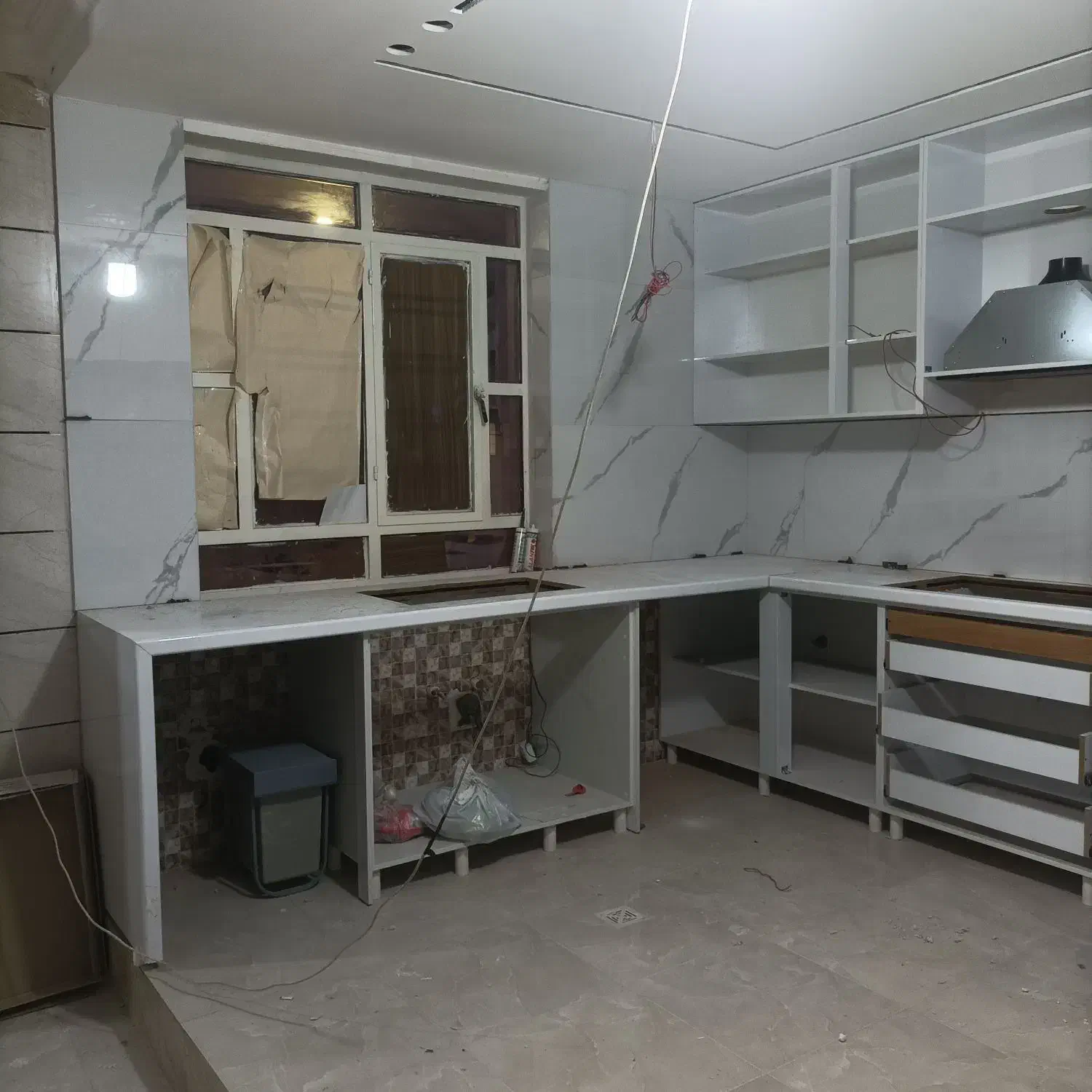 نصب انواع سرامیک،و پرسلان با چسب|خدمات پیشه و مهارت|دوگنبدان, |دیوار