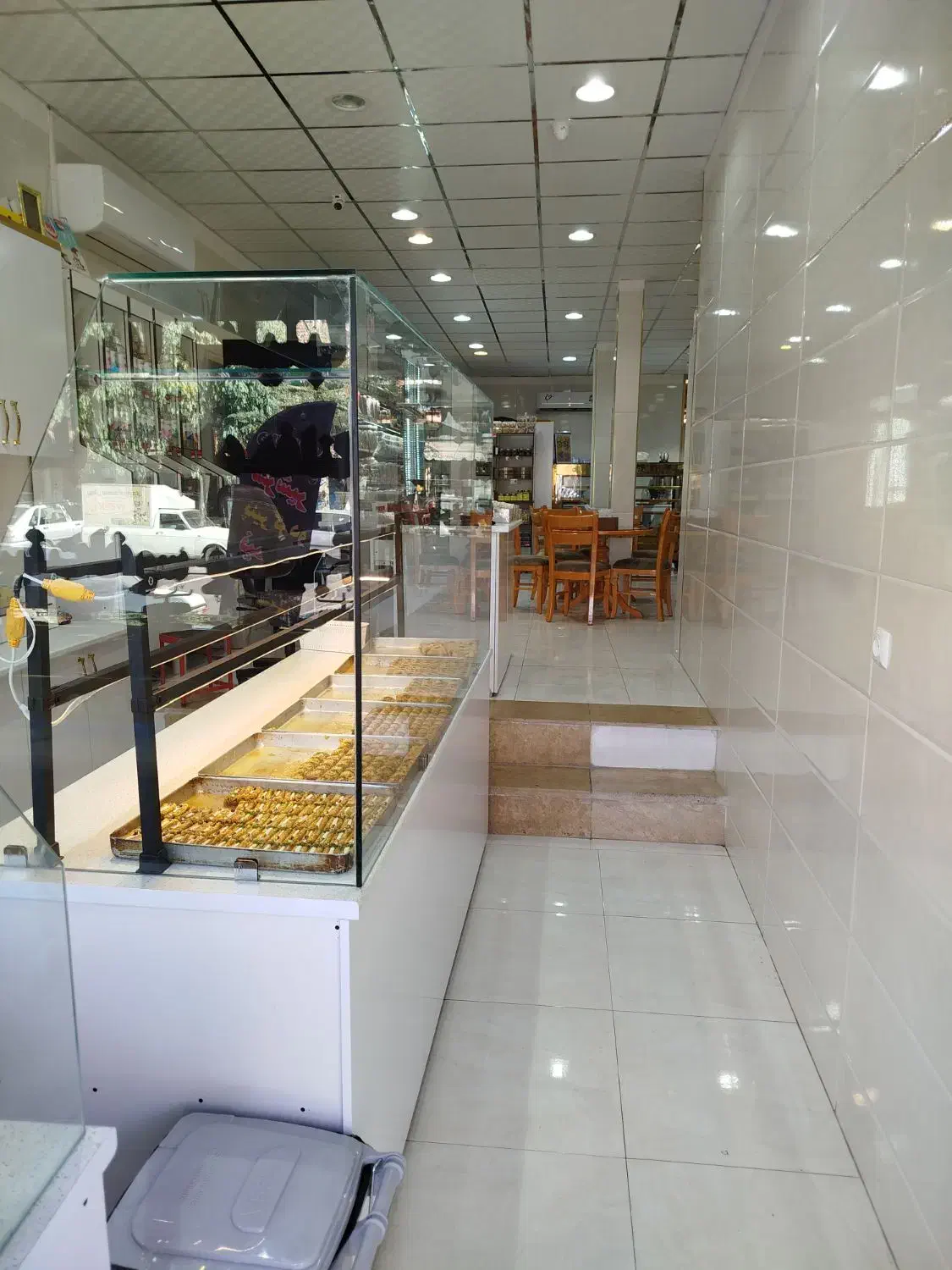 نیروی  سالندار فروشنده خانم|استخدام خدمات فروشگاه و رستوران|قم, انسجام|دیوار