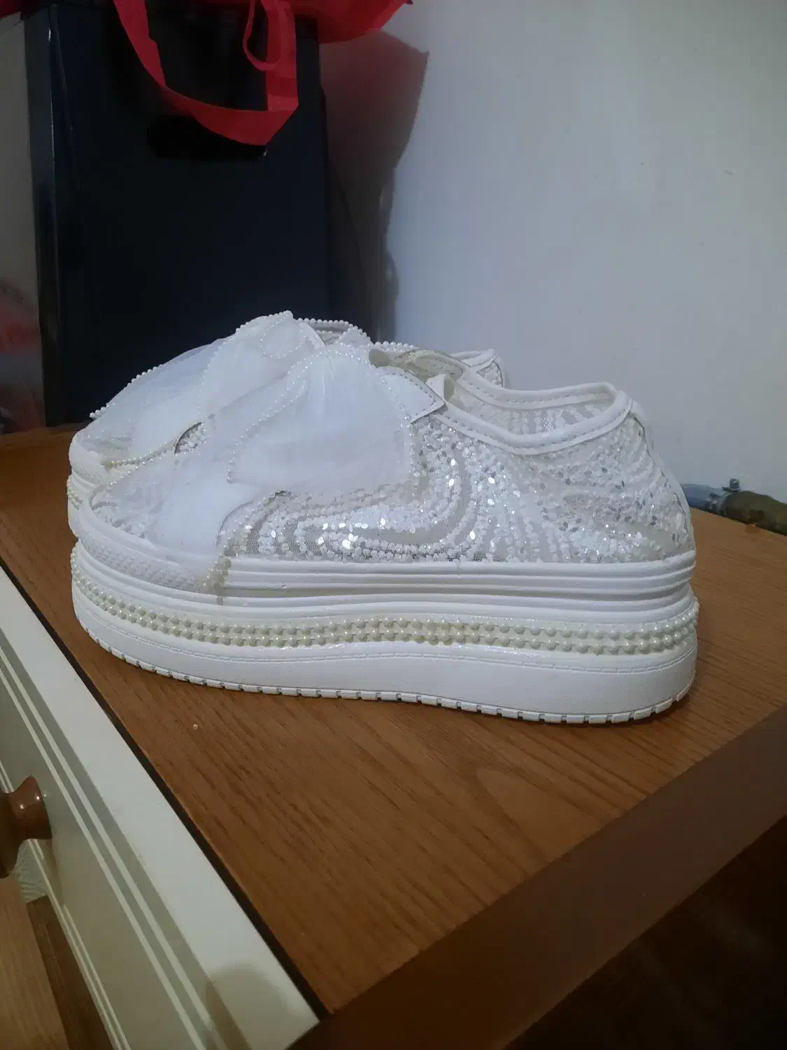 کتونی عروس|کیف، کفش، کمربند|صومعه‌سرا, |دیوار