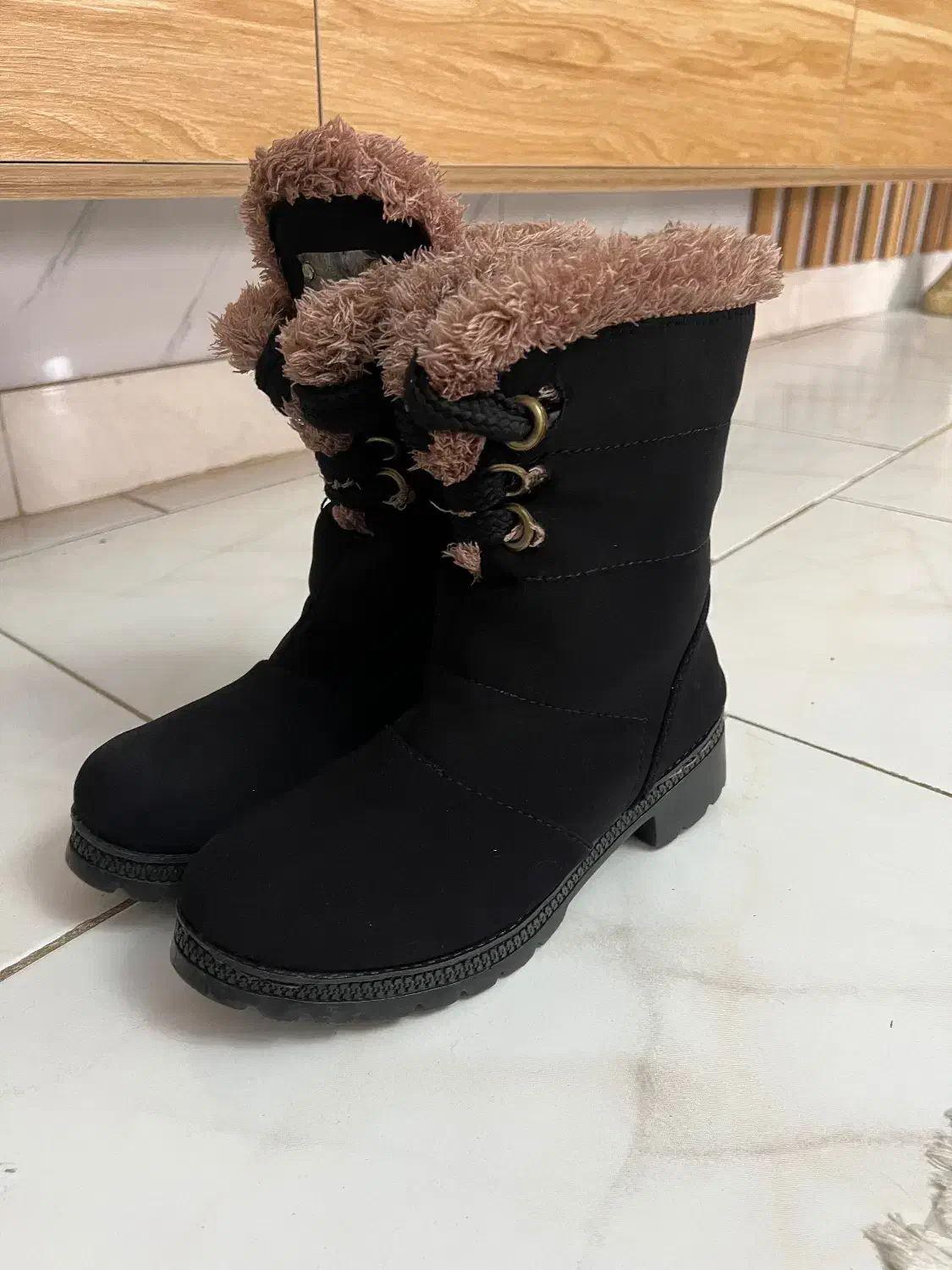 کفش زنانه|کیف، کفش، کمربند|رشت, فلسطین|دیوار