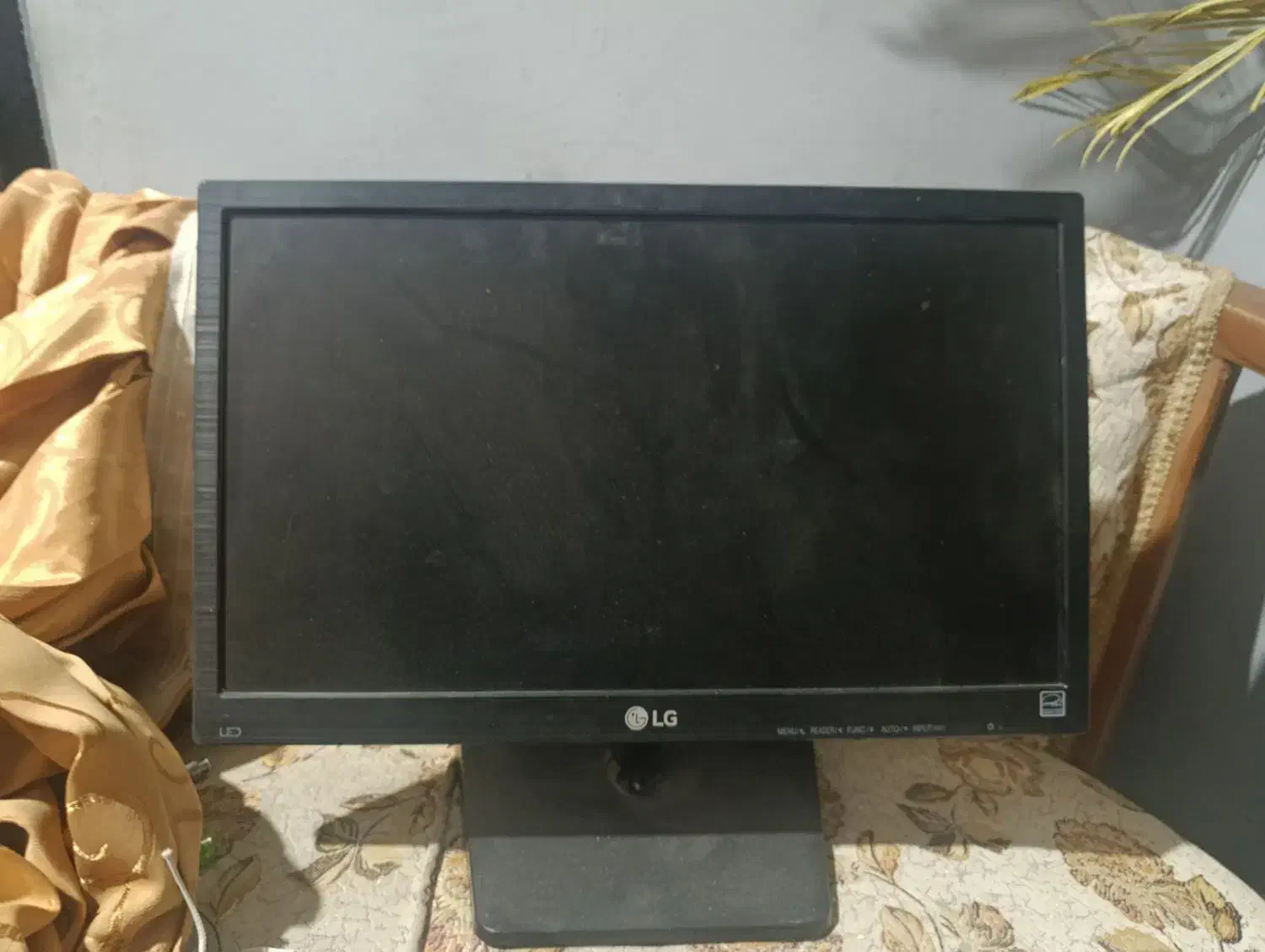 یک عدد مانیتور سامسونگ دارای ۴ لکه دایره|قطعات و لوازم جانبی رایانه|اسلامشهر, شهرک سعیدیه|دیوار