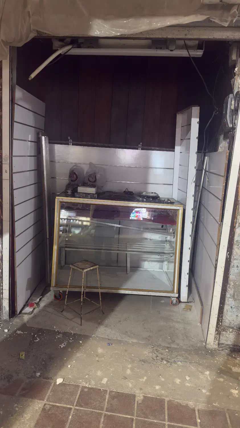 مقداری mdf و ویترین المینیوم بفروش میرسد|فروشگاه و مغازه|شوشتر, |دیوار