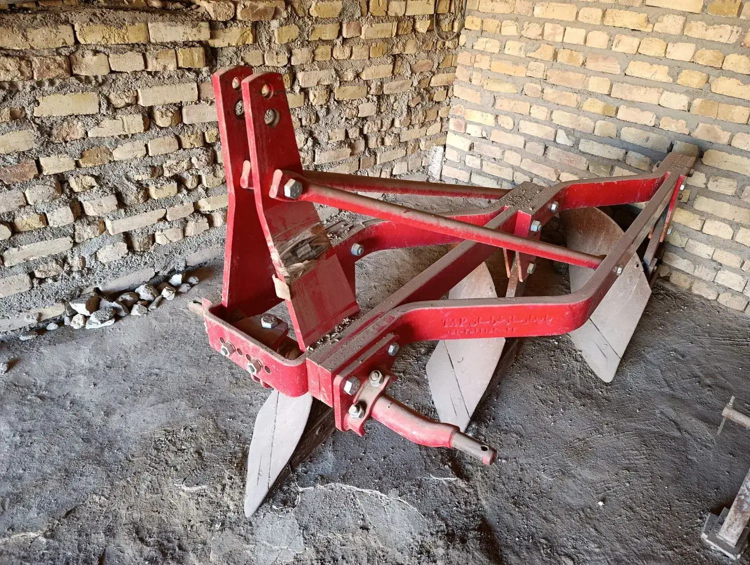 یک عدد گاو آهن|ماشین‌آلات صنعتی|قیدار, |دیوار