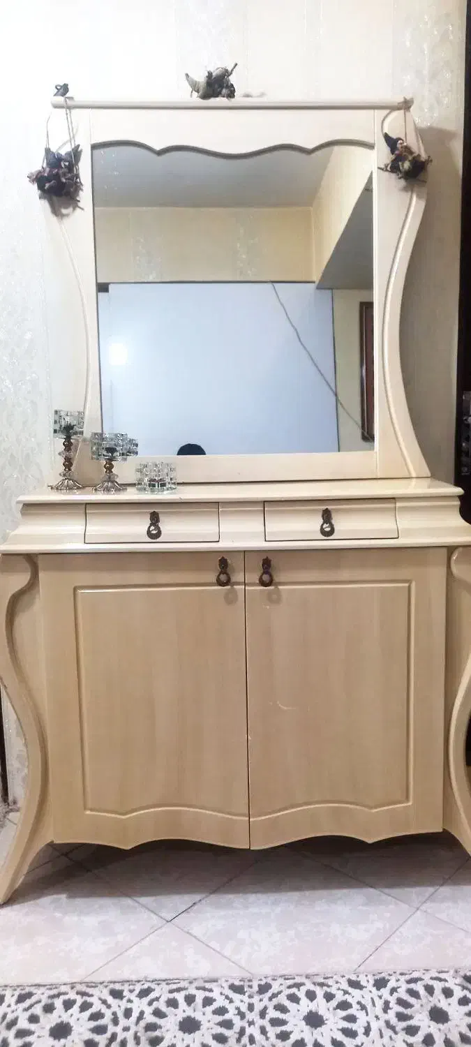 آینه کنسول دوتا کشو داره سالم و تمیز|بوفه، ویترین، کنسول|گلبهار, شهر جدید گلبهار|دیوار