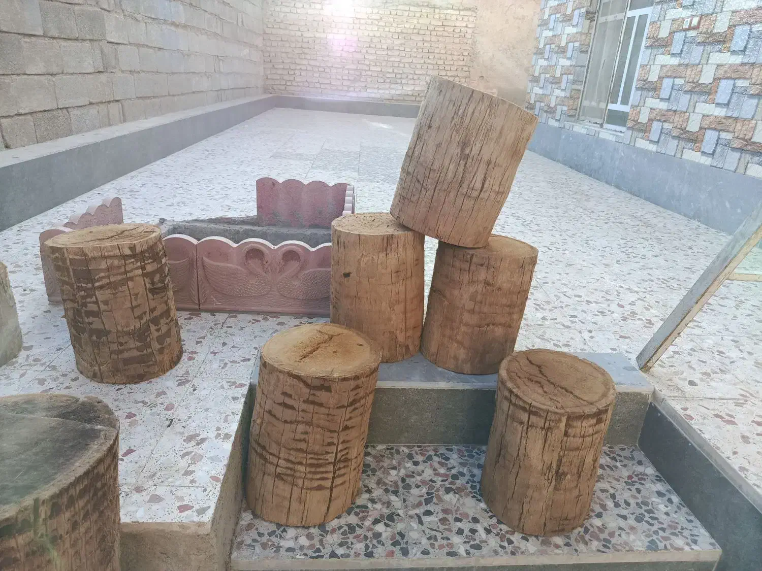 انواع صندلی درست شده با تنه ی درخت نخل|صندلی و نیمکت|شیراز, بید زرد|دیوار