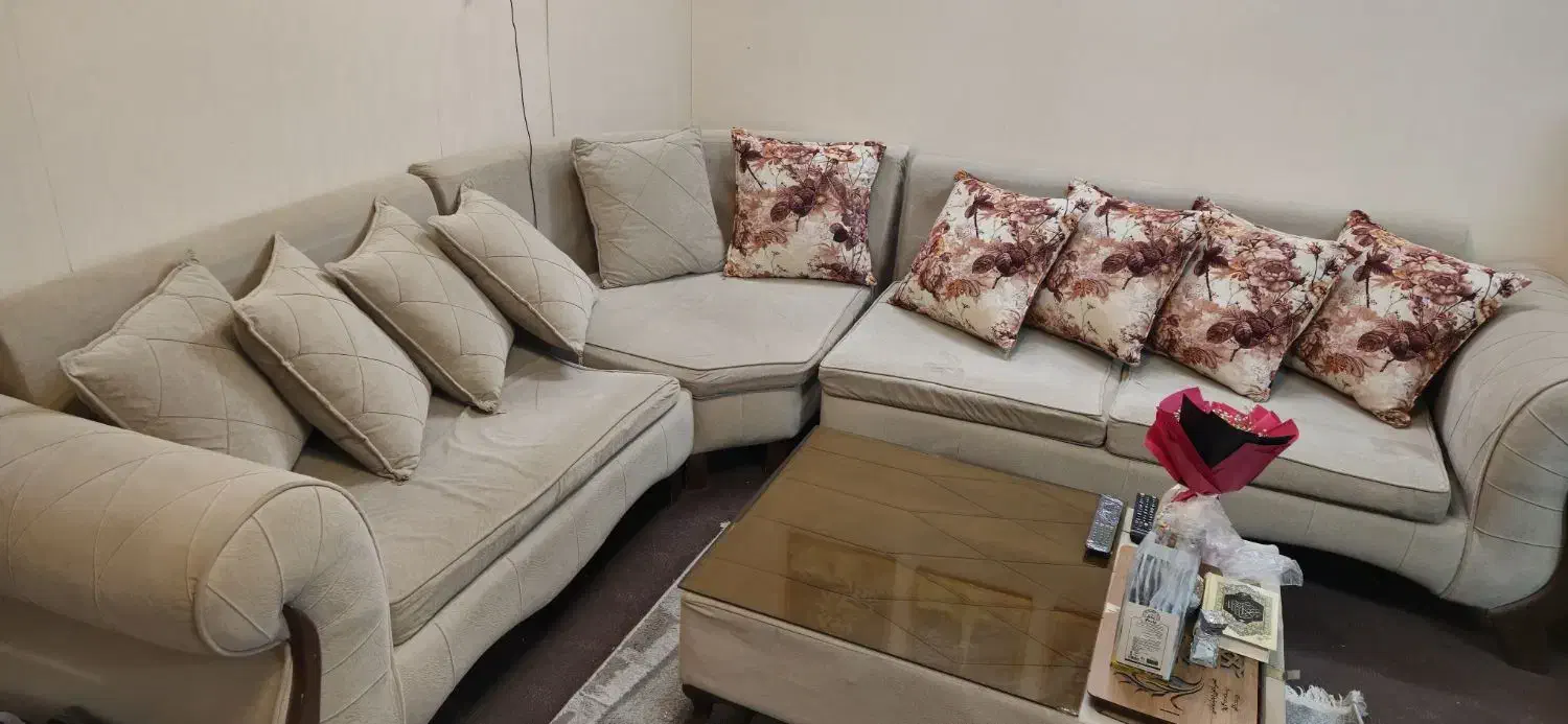 یکدست مبل ۵ نفره L با ۱۰ عدد کوسن با کیفیت|مبلمان خانگی و میز عسلی|قم, چهار امامزاده|دیوار