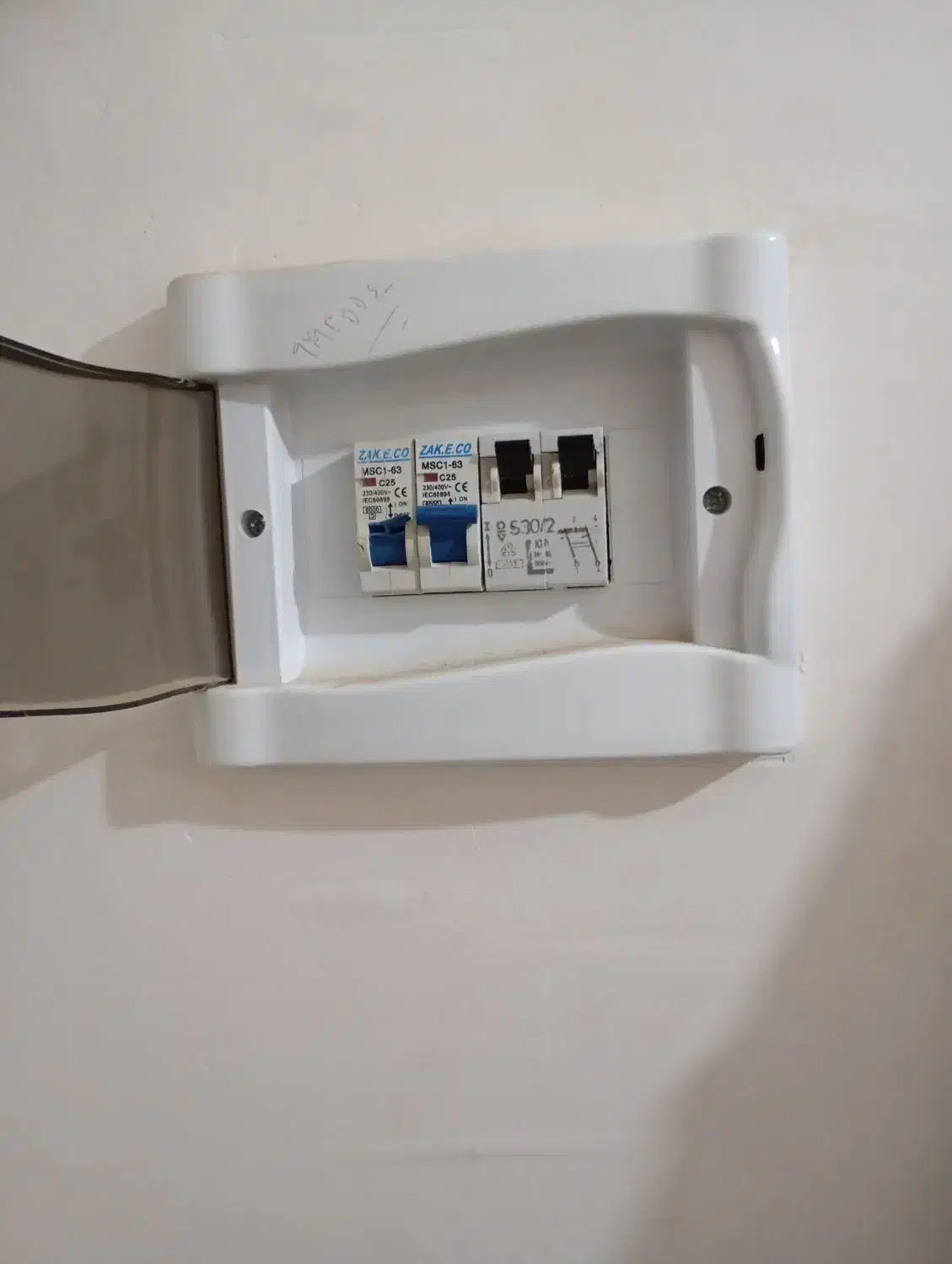 برقکارسیار.برقکار.نصب لوسترنصب آیفون صوتی تصویری|خدمات پیشه و مهارت|سنندج, |دیوار