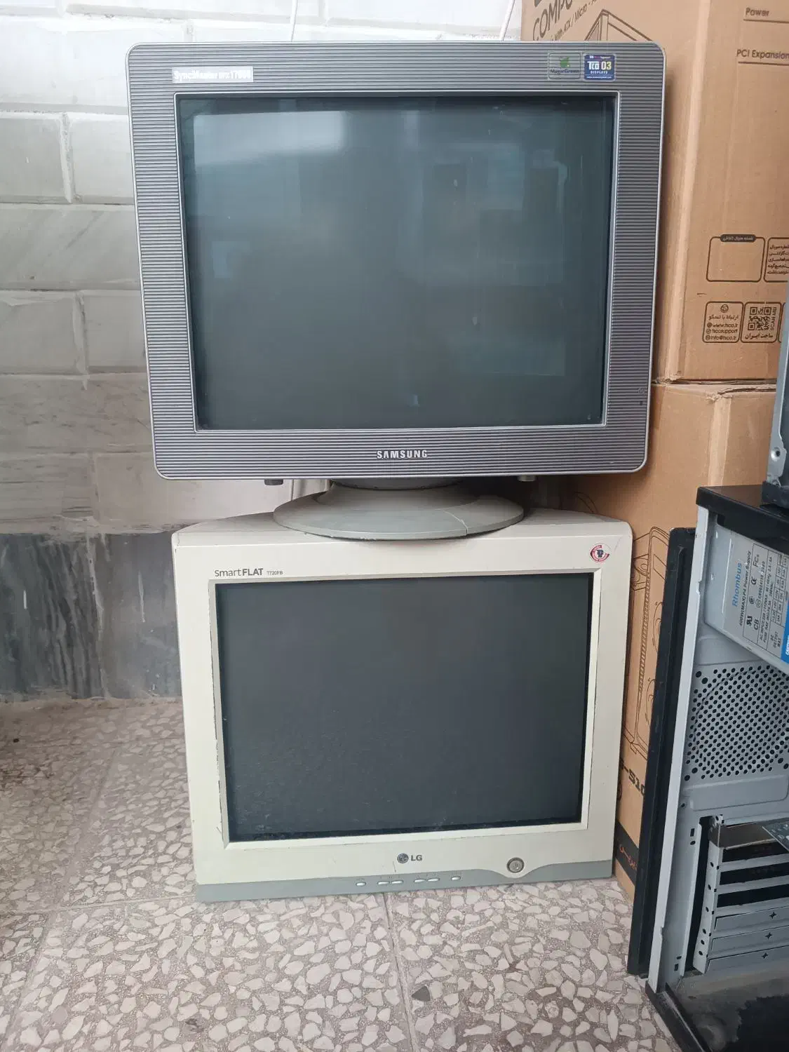 مانیتور crt برای کامپیوتر و دوربین مداربسته|قطعات و لوازم جانبی رایانه|قم, انسجام|دیوار
