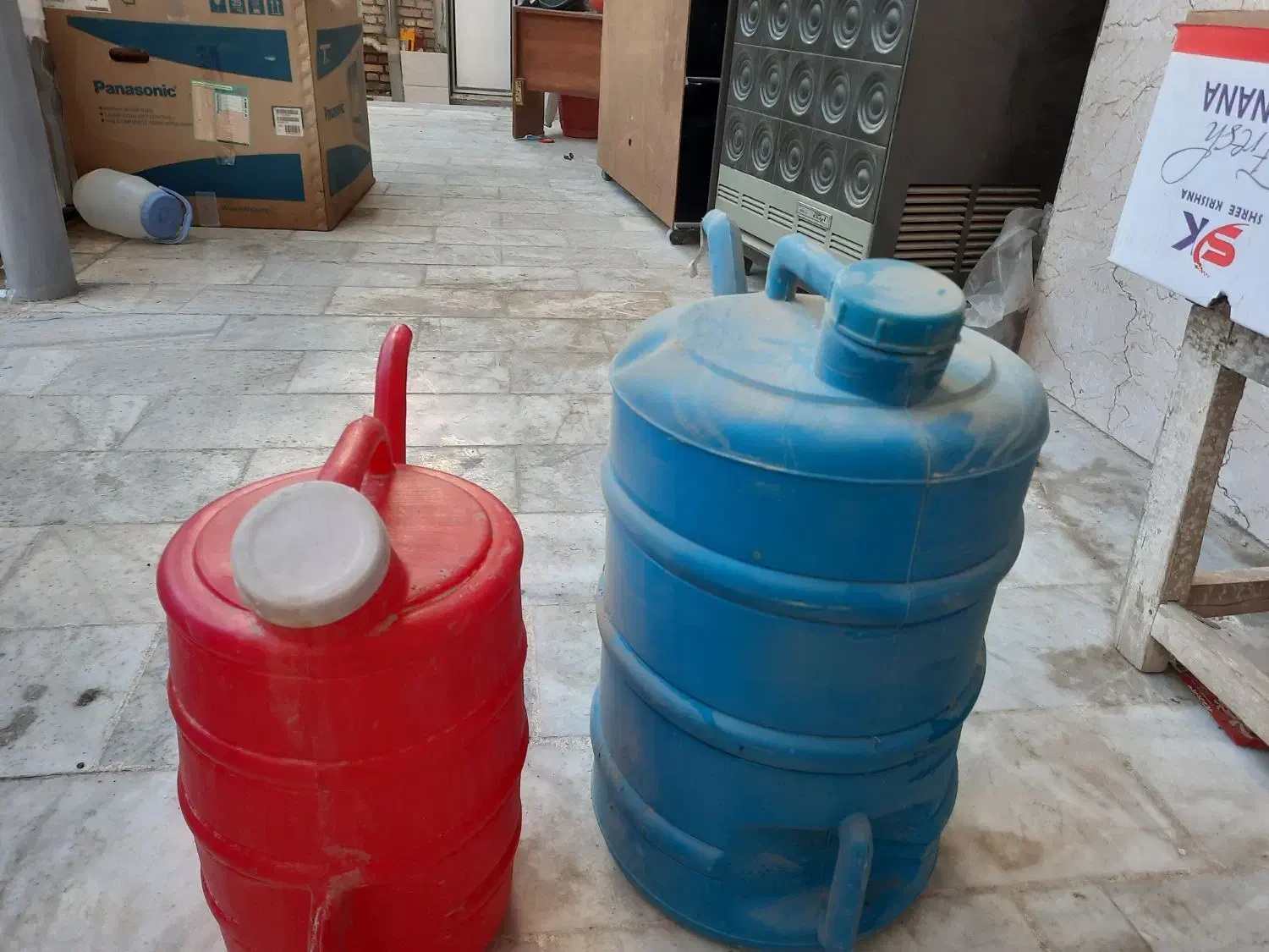 پیت نفت قدیمی|ظروف نگهدارنده، پلاستیکی، یک‌بارمصرف|سمنان, |دیوار