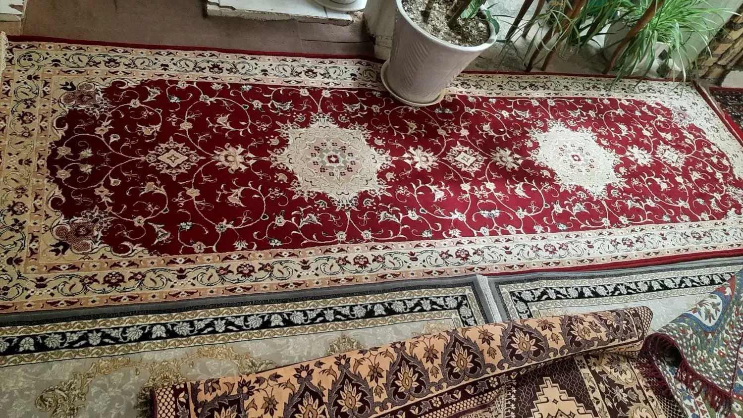 دو تا فرش کناره خوشرنگ وتمیز|فرش|کرمانشاه, |دیوار