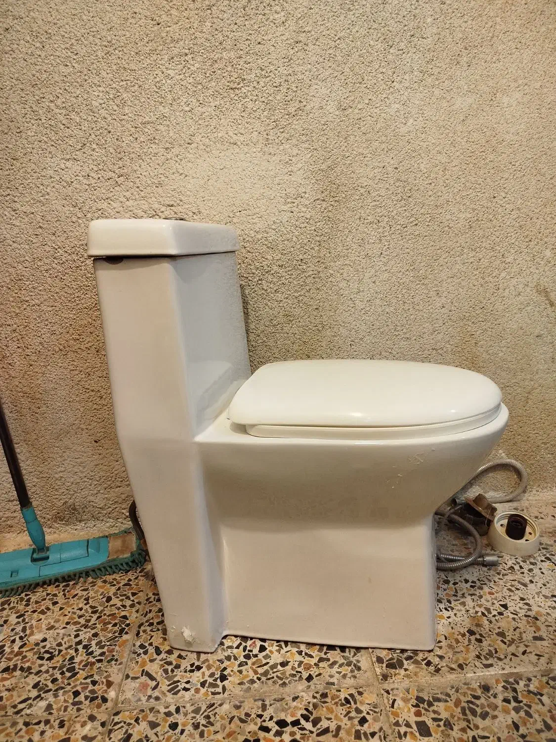 توالت فرنگی سالم و تمیز|لوازم سرویس بهداشتی|بروجرد, |دیوار