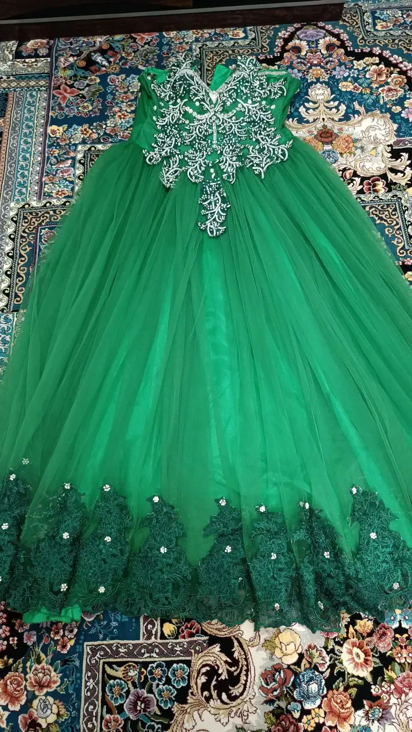 لباس عقدی|لباس|قشم, |دیوار