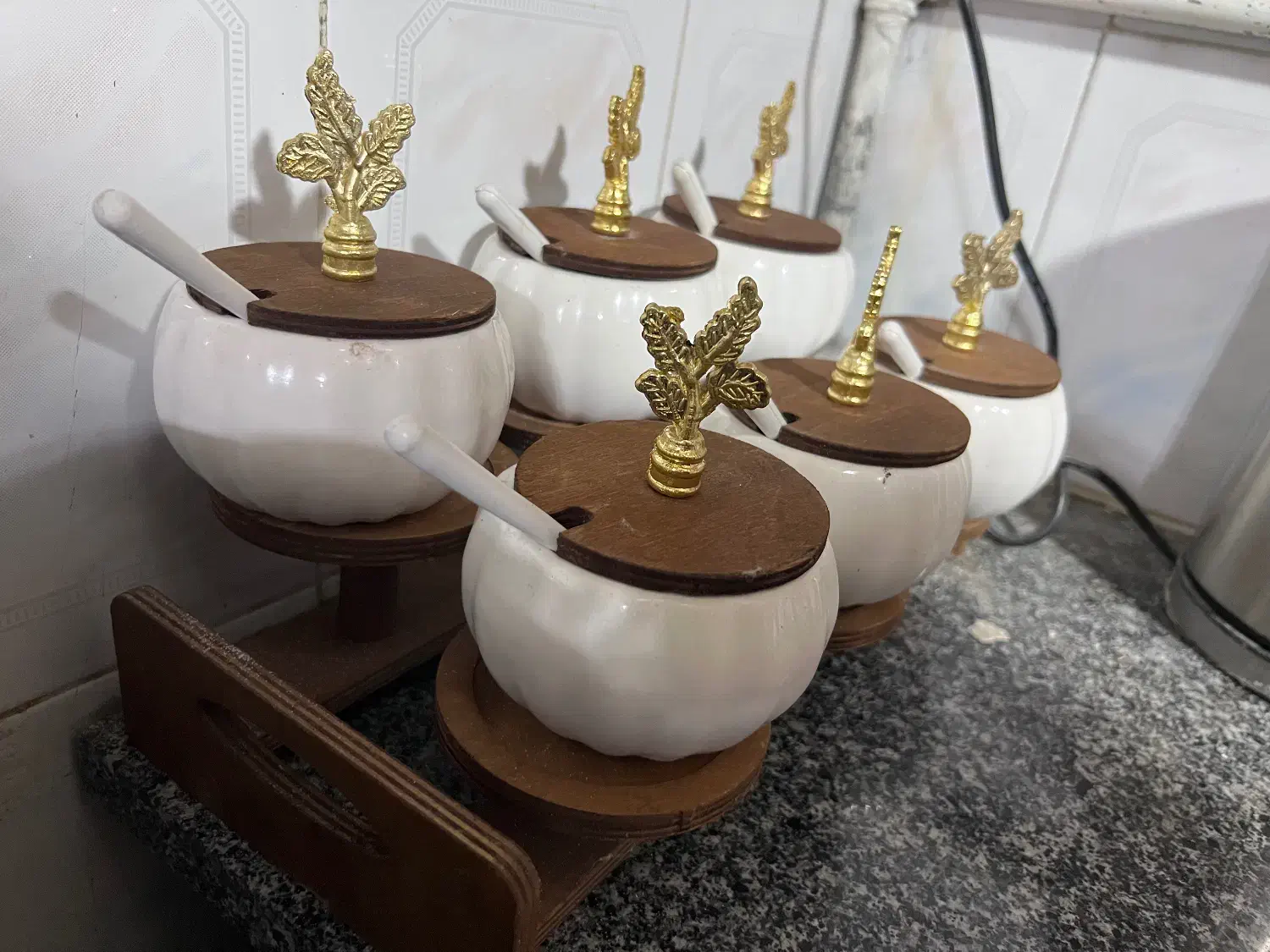 جا ادویه|آب‌چکان و نظم‌دهنده ظروف|شیراز, بریجستون|دیوار