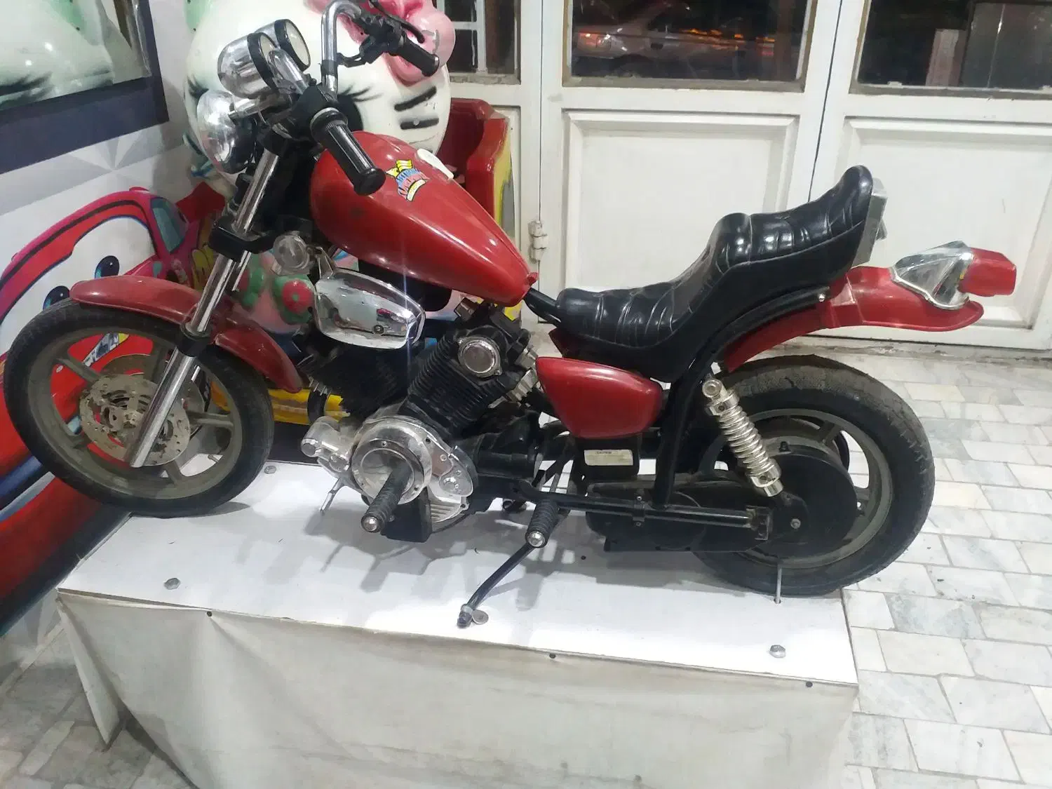 تکان دهنده|اسباب‌‌بازی|ری, بی‌بی شهر بانو|دیوار