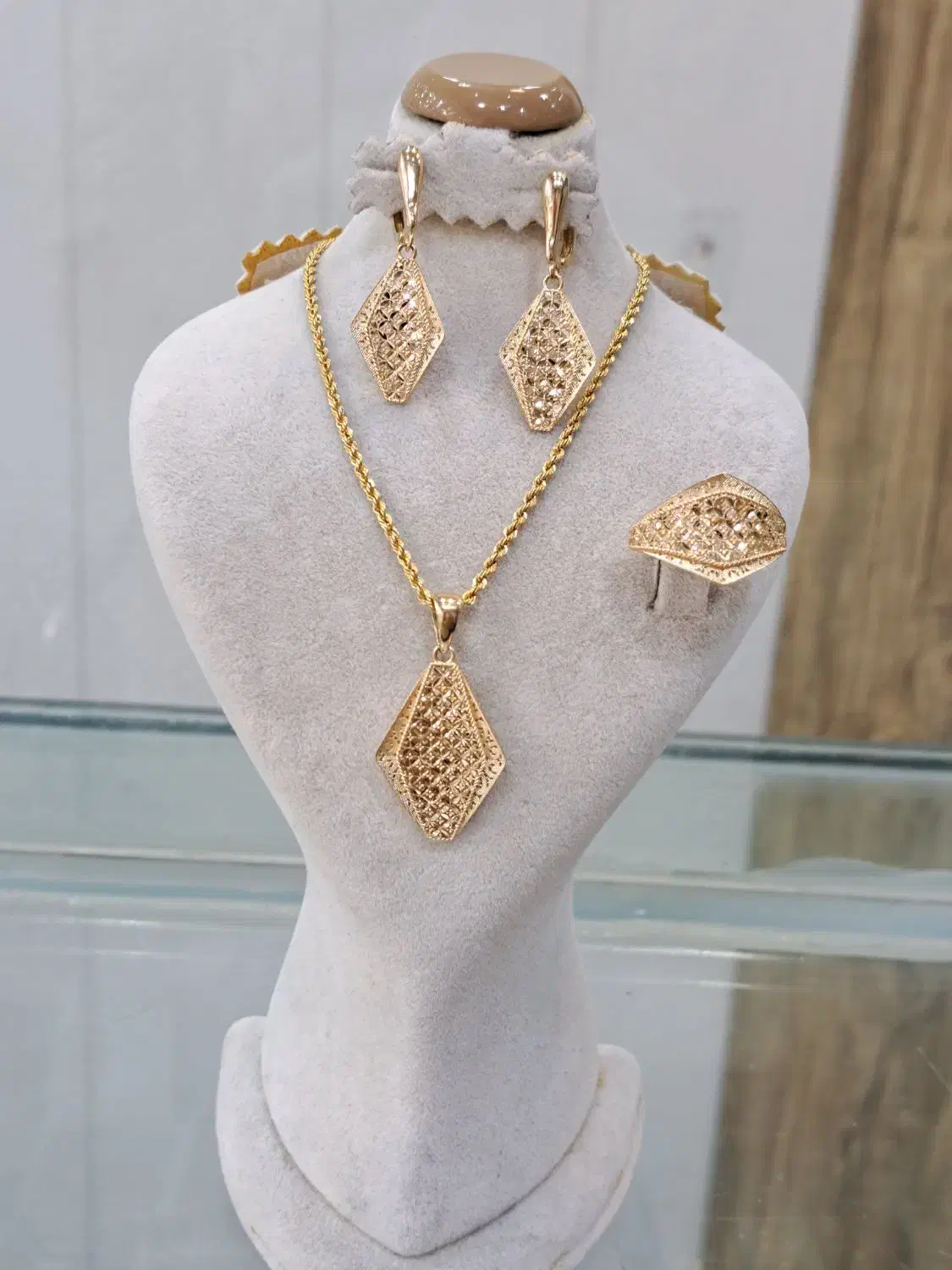 نیم ست ایوا|جواهرات|قم, نیروگاه|دیوار