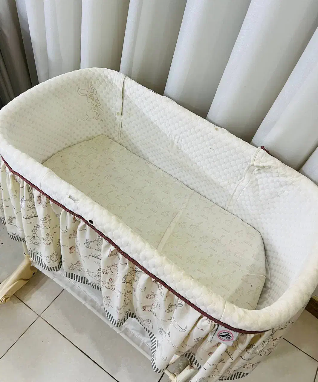 گهواره نوزاد|تخت و صندلی بچه|لاهیجان, لیالستان|دیوار