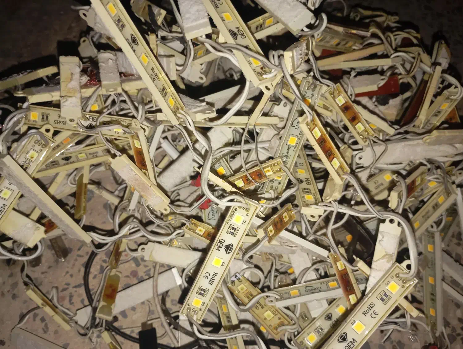 لامپ ال ای دی بلوکی  تعداد بالا|لامپ و چراغ|شاهین‌شهر, شهرک گلدیس|دیوار