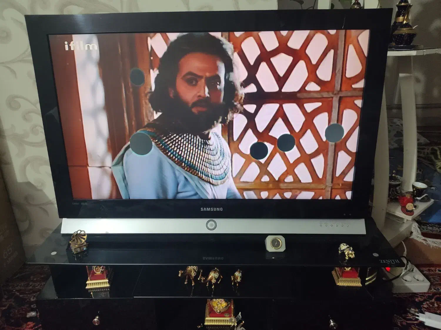 تلویزیون به همراه میز|تلویزیون و پروژکتور|تهران, عباسی|دیوار