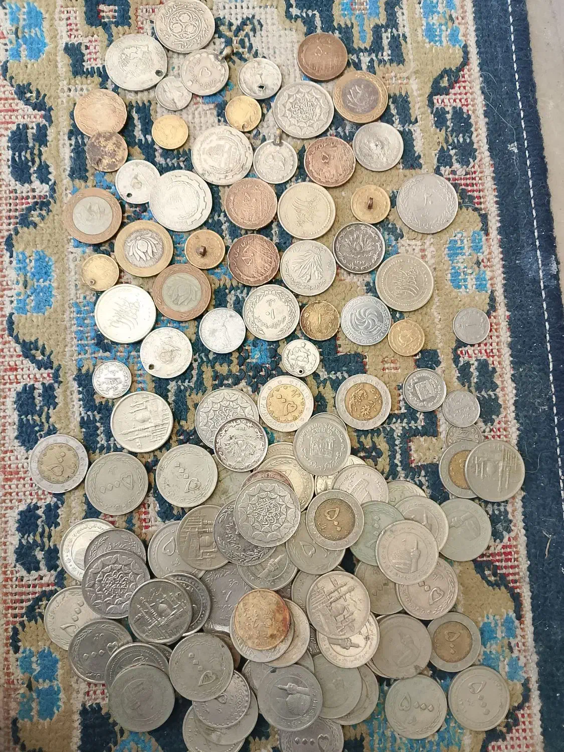 مقداری پول سکه|کلکسیون سکه، تمبر، اسکناس|لاهیجان, آهندان|دیوار