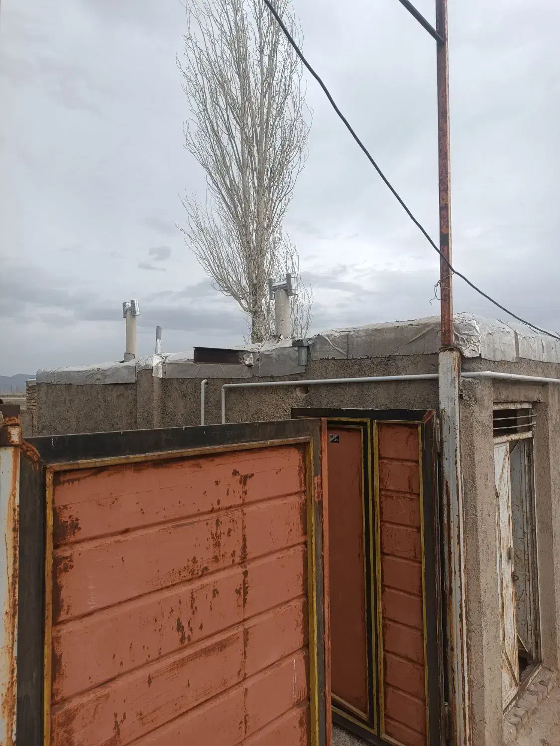 درب گاراژ قدیمی|مصالح و تجهیزات ساختمان|باغ حلی, |دیوار