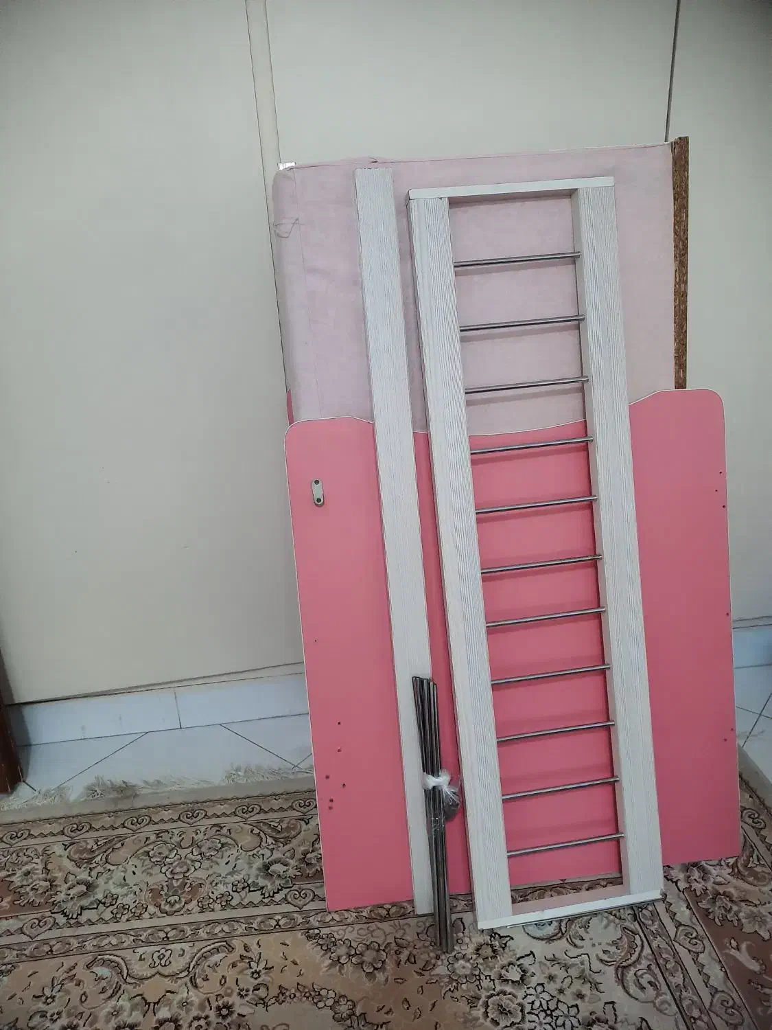 تخت کودک به همراه تشک|تخت و صندلی بچه|اصفهان, باغ زرشک|دیوار