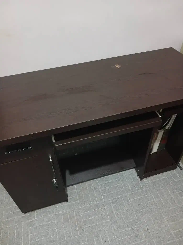 میز تحریر و مکالمه|میز تحریر و کامپیوتر|دوگنبدان, |دیوار